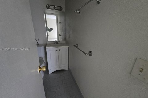 Condo in Miami, Florida, 2 bedrooms  № 1931127 - photo 26
