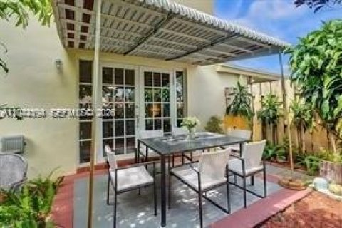 Adosado en venta en Fort Lauderdale, Florida, 3 dormitorios, 130.06 m2 № 2173317 - foto 2