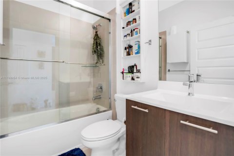 Condo in Doral, Florida, 3 bedrooms  № 1684245 - photo 13