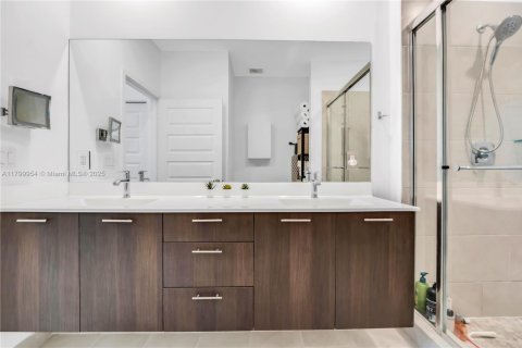 Condo in Doral, Florida, 3 bedrooms  № 1684245 - photo 17