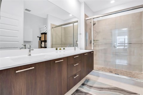 Condo in Doral, Florida, 3 bedrooms  № 1684245 - photo 16