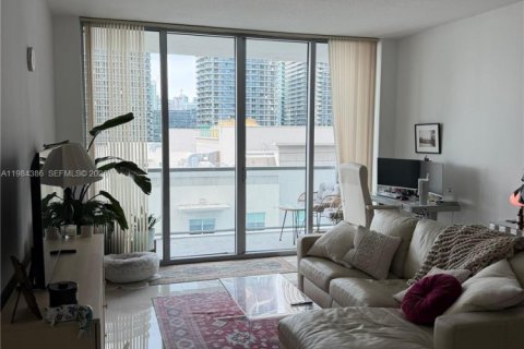 Condo in Miami, Florida, 1 bedroom № 2045701 - photo 2