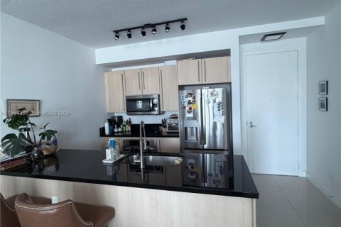 Condo in Miami, Florida, 1 bedroom № 2045701 - photo 4