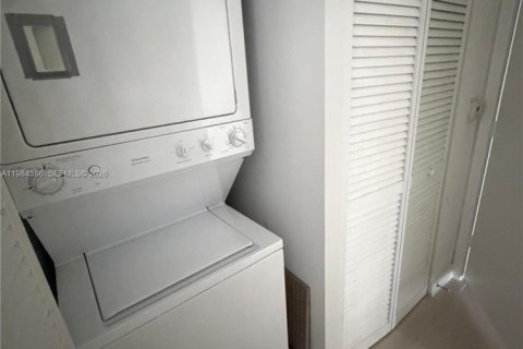 Condo in Miami, Florida, 1 bedroom № 2045701 - photo 10