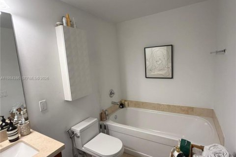 Condo in Miami, Florida, 1 bedroom № 2045701 - photo 5