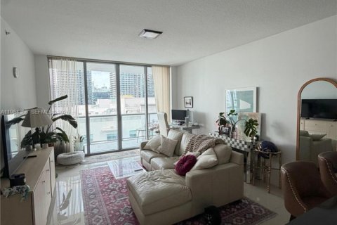 Condo in Miami, Florida, 1 bedroom № 2045701 - photo 3