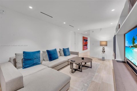Condo in Surfside, Florida, 2 bedrooms  № 1860072 - photo 12