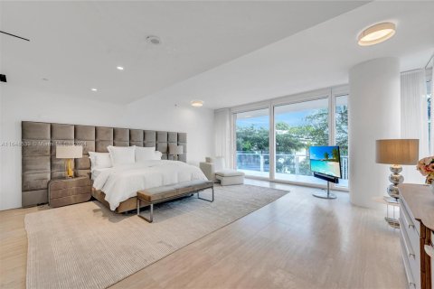 Condo in Surfside, Florida, 2 bedrooms  № 1860072 - photo 13