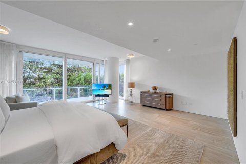 Condo in Surfside, Florida, 2 bedrooms  № 1860072 - photo 14