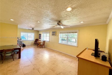 Villa ou maison à vendre à Hialeah, Floride: 4 chambres, 188.03 m2 № 1973810 - photo 13