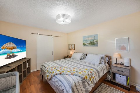 House in Dania Beach, Florida 3 bedrooms, 125.23 sq.m. № 1967695 - photo 10