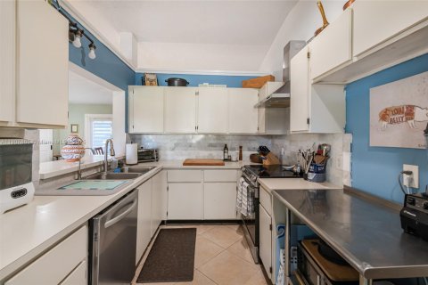 House in Dania Beach, Florida 3 bedrooms, 125.23 sq.m. № 1967695 - photo 22