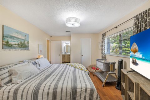 House in Dania Beach, Florida 3 bedrooms, 125.23 sq.m. № 1967695 - photo 12