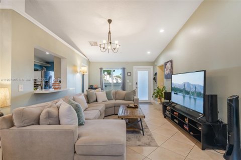 House in Dania Beach, Florida 3 bedrooms, 125.23 sq.m. № 1967695 - photo 17