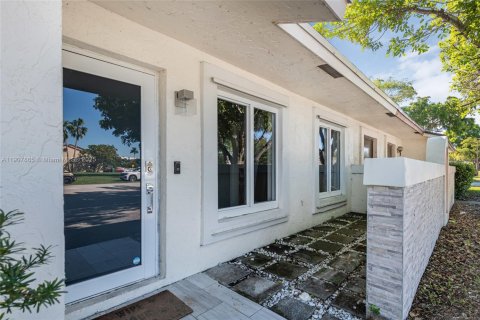 House in Dania Beach, Florida 3 bedrooms, 125.23 sq.m. № 1967695 - photo 6