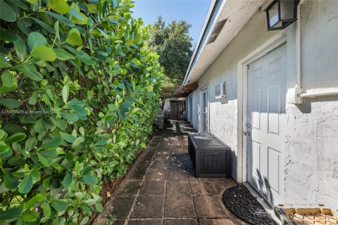 House in Dania Beach, Florida 3 bedrooms, 125.23 sq.m. № 1967695 - photo 25