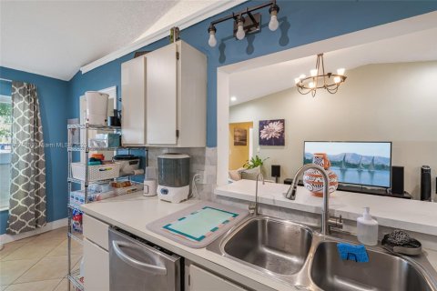 House in Dania Beach, Florida 3 bedrooms, 125.23 sq.m. № 1967695 - photo 23