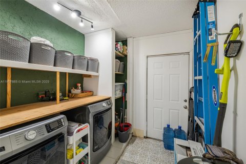 House in Dania Beach, Florida 3 bedrooms, 125.23 sq.m. № 1967695 - photo 11