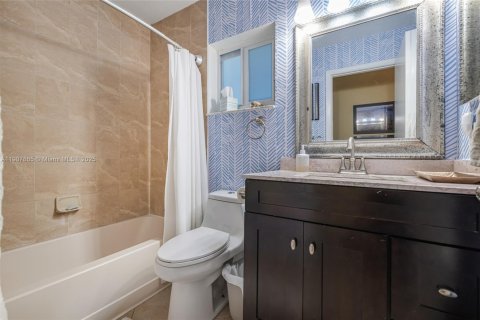 House in Dania Beach, Florida 3 bedrooms, 125.23 sq.m. № 1967695 - photo 14