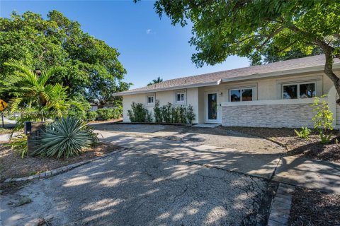 House in Dania Beach, Florida 3 bedrooms, 125.23 sq.m. № 1967695 - photo 4