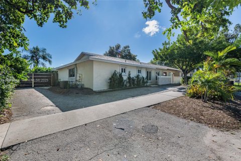 House in Dania Beach, Florida 3 bedrooms, 125.23 sq.m. № 1967695 - photo 5