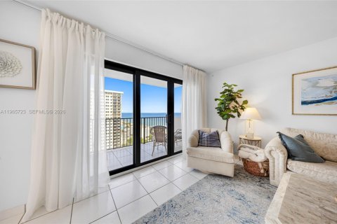 Снять в аренду кондоминиум в Холливуд, Флорида 2 спальни, 145.86м2, № 2027367 - фото 4