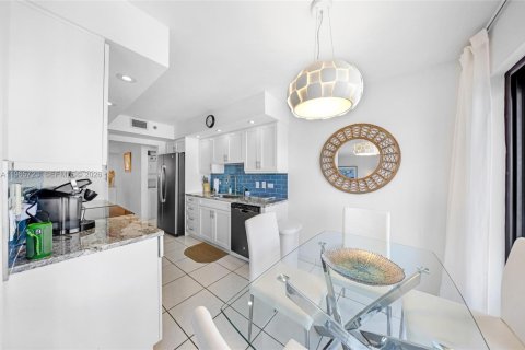 Снять в аренду кондоминиум в Холливуд, Флорида 2 спальни, 145.86м2, № 2027367 - фото 8