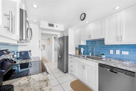 Снять в аренду кондоминиум в Холливуд, Флорида 2 спальни, 145.86м2, № 2027367 - фото 13