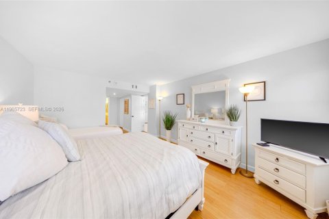 Снять в аренду кондоминиум в Холливуд, Флорида 2 спальни, 145.86м2, № 2027367 - фото 26