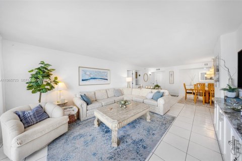 Снять в аренду кондоминиум в Холливуд, Флорида 2 спальни, 145.86м2, № 2027367 - фото 6