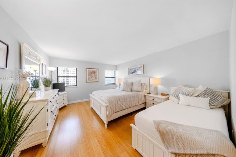 Снять в аренду кондоминиум в Холливуд, Флорида 2 спальни, 145.86м2, № 2027367 - фото 24