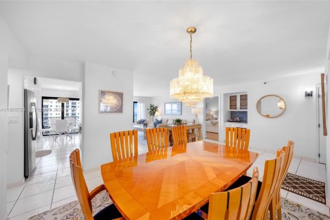 Снять в аренду кондоминиум в Холливуд, Флорида 2 спальни, 145.86м2, № 2027367 - фото 15