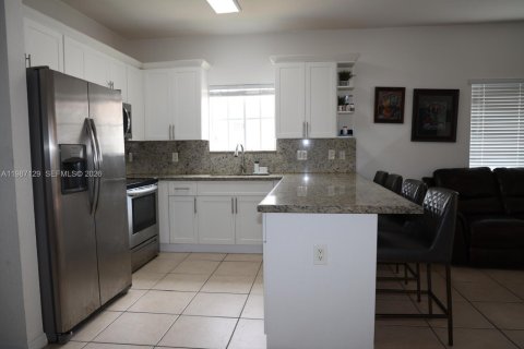 Casa en venta en Hialeah, Florida, 4 dormitorios, 162.02 m2 № 2046503 - foto 3