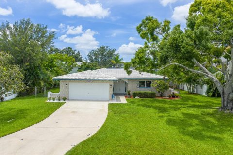 House in Saint Petersburg, Florida 3 bedrooms, 159.79 sq.m. № 1824728 - photo 12