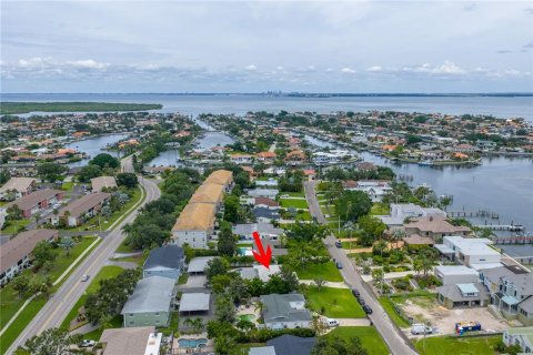 House in Saint Petersburg, Florida 3 bedrooms, 159.79 sq.m. № 1824728 - photo 5