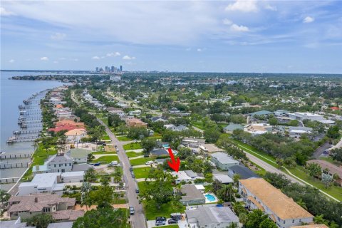 House in Saint Petersburg, Florida 3 bedrooms, 159.79 sq.m. № 1824728 - photo 9