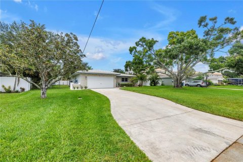 House in Saint Petersburg, Florida 3 bedrooms, 159.79 sq.m. № 1824728 - photo 17
