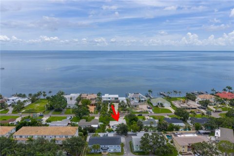 House in Saint Petersburg, Florida 3 bedrooms, 159.79 sq.m. № 1824728 - photo 1