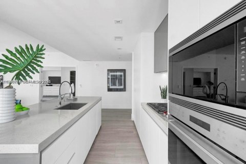 Condominio en venta en Miami, Florida, 4 dormitorios, 254.83 m2 № 2182009 - foto 13