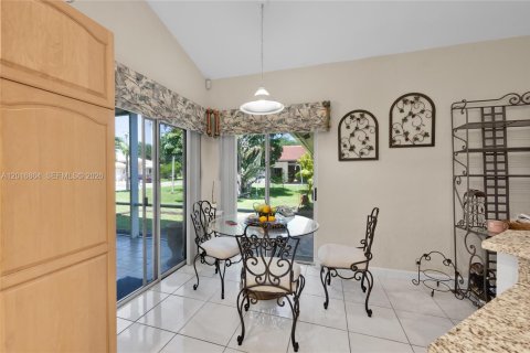 Villa ou maison à vendre à Pembroke Pines, Floride: 4 chambres, 208.75 m2 № 2191910 - photo 18