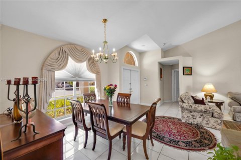 Villa ou maison à vendre à Pembroke Pines, Floride: 4 chambres, 208.75 m2 № 2191910 - photo 3