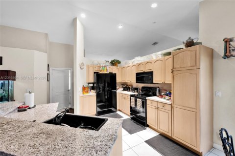 Villa ou maison à vendre à Pembroke Pines, Floride: 4 chambres, 208.75 m2 № 2191910 - photo 17