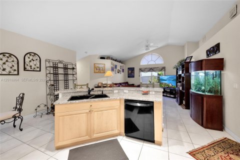 Villa ou maison à vendre à Pembroke Pines, Floride: 4 chambres, 208.75 m2 № 2191910 - photo 12