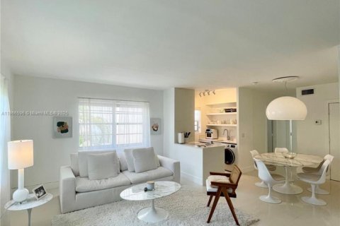Condominio en alquiler en Miami Beach, Florida, 1 dormitorio, 60.48 m2 № 1979281 - foto 1
