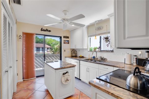 Condo in Safety Harbor, Florida, 2 bedrooms № 2157432 - photo 12