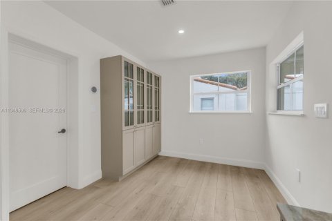 House in Miami Shores, Florida 4 bedrooms, 258.92 sq.m. № 2017424 - photo 12