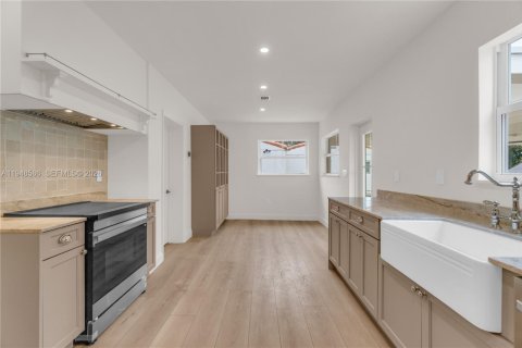 House in Miami Shores, Florida 4 bedrooms, 258.92 sq.m. № 2017424 - photo 5