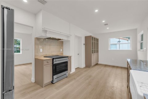 House in Miami Shores, Florida 4 bedrooms, 258.92 sq.m. № 2017424 - photo 10