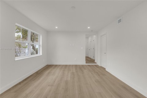 House in Miami Shores, Florida 4 bedrooms, 258.92 sq.m. № 2017424 - photo 16