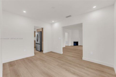 House in Miami Shores, Florida 4 bedrooms, 258.92 sq.m. № 2017424 - photo 6